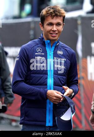 Alexander Albon, pilote de Williams F1, débarque lors d'une journée avant le Grand Prix des pays-Bas 2023 de dimanche au circuit Zandvoort CM.com à Zandvoort, aux pays-Bas. Date de la photo : jeudi 24 août 2023. Banque D'Images