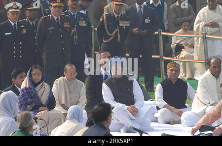 Bildnummer : 53764318 Datum : 30.01.2010 Copyright : imago/Xinhua (100130) -- NEW DELHI, 30 janvier 2010 (Xinhua) -- le président indien Pratibha Devisingh Patil (1e, à gauche) et le premier ministre Manmohan Singh (C) assistent à une réunion de prière après avoir rendu hommage au Père de la Nation Mahatma Gandhi lors de la Journée des martyrs à Rajghat à New Delhi, capitale de l'Inde, le 30 janvier. 2010. Le Mahatma Gandhi a été assassiné à New Delhi le 30 janvier 1948. (Xinhua/Partha Sarkar) (gxr) (3)INDIA-NEW DELHI-MARTYRS DAY-GANDHI PUBLICATIONxNOTxINxCHN Gedenken Gandhi Indien premiumd kbdig xsp 2010 quer Bildnummer 53764318 Date 30 Banque D'Images