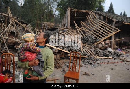 Bildnummer : 53765563 Datum : 31.01.2010 Copyright : imago/Xinhua (100131) -- Suining, 31 janvier 2010 (Xinhua) -- un homme se tient devant sa maison détruite avec son petit-fils dans la ville de Suining, dans la province du Sichuan du sud-ouest de la Chine, le 31 janvier 2010. Une personne a été tuée, 11 autres ont été blessées et plus de 100 maisons se sont effondrées dans un tremblement de terre de 5,0 sur l'échelle de Richter qui a frappé la partie de jonction entre Suining dans la province du Sichuan et le comté de Tongnan dans la municipalité de Chongqing tôt dimanche. (Xinhua/Jiang Hongjing) (lmz) (14)CHINA-SICHUAN-CHONGQING-QUAKE (CN) PUBLICATIONxNOTxINxCHN Naturkata Banque D'Images