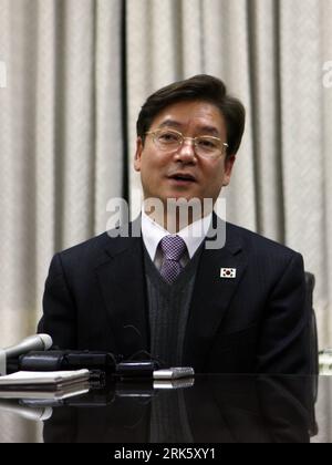 Bildnummer: 53766791  Datum: 01.02.2010  Copyright: imago/Xinhua (100201) -- SEOUL, Feb. 1, 2010 (Xinhua) -- Kim Young-tak, the head of the South Korean delegation, addresses the press conference prior to setting off for the upcoming working-level meeting with DPRK in Seoul, capital of South Korea, Feb. 1, 2010. The 4th working-level meeting will be held on Feb. 1 between the two sides as scheduled at their joint industrial park at Kaesong. (Xinhua/He Lulu) (wh) (1)SOUTH KOREA-INTER-KOREAN SUMMIT-PRESS CONFERENCE PUBLICATIONxNOTxINxCHN People Politik kbdig xkg 2010 hoch  o0 Porträt    Bildnumm Stock Photo