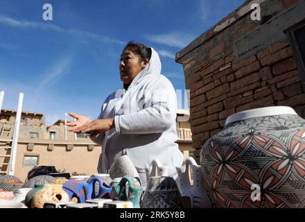 Bildnummer : 53770071 Datum : 25.01.2010 Copyright : imago/Xinhua (100201) -- NEW YORK, 1 février 2010 (Xinhua) -- une indienne vend des poteries artisanales à Sky City Acoma Pueblo à Albuquerque, Nouveau Mexique, États-Unis, 25 janvier 2010. Les Amérindiens vivent en danger aux États-Unis. Les Indiens sont deux fois plus susceptibles de vivre dans la pauvreté que la population générale et moins susceptibles de terminer leurs études secondaires, et ils souffrent de taux de mortalité plus élevés pour l'alcoolisme, la tuberculose et le diabète. Les héritages culturels et traditionnels indiens risquent de perdre sous l'assimila Banque D'Images