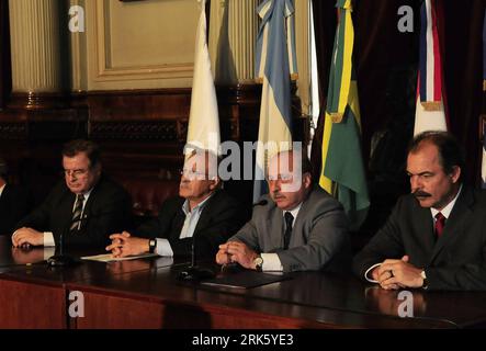 Bildnummer : 53770171 Datum : 01.02.2010 Copyright : imago/Xinhua (100202) -- BUENOS AIRES, 2 février 2010 (Xinhua) -- José Pampuro (2e R), président provisoire du Sénat argentin, prête serment comme président du Parlement du Mercosur, l'institution parlementaire du bloc commercial du Mercosur, à Buenos Aires, capitale de l'Argentine, le 1 février 2010. (Xinhua/Claudio Carboni) (wjd) (3)ARGENTINE-MERCOSUR PARLEMENT-JOSE PAMPURO-PRESIDENT PUBLICATIONxNOTxINxCHN People Politik kbdig xkg 2010 quer Bildnummer 53770171 Date 01 02 2010 Copyright Imago XINHUA Buenos Aires février 2 2010 XINHUA provisiona Banque D'Images