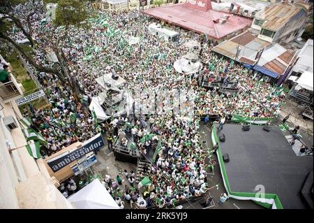 Bildnummer : 53770200 Datum : 31.01.2010 Copyright : imago/Xinhua (100202) -- SAN JOSE, 2 février 2010 (Xinhua) -- les partisans de la candidate présidentielle du Costa Rica Laura Chinchilla du Parti de libération nationale se réunissent dans la capitale du pays, San Jose, le 31 janvier 2010. En tête du scrutin actuel, l'ancienne vice-présidente est susceptible de devenir la première femme présidente alors que la prochaine élection présidentielle au Costa Rica doit se dérouler le 7 février 2010. (Xinhua/Esteban Chinchilla) (cxy) (2)COSTA RICA-SAN JOSE-PRESIDENTIAL ELECTION PUBLICATIONxNOTxINxCHN Politik kbdig xkg 2010 quer o0 Präsidentschaftswahl Banque D'Images