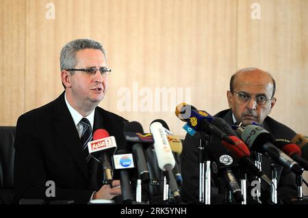 Bildnummer: 53770531  Datum: 02.02.2010  Copyright: imago/Xinhua (100202) -- SANAA, Feb. 2, 2010 (Xinhua) -- British Foreign Office Minister Ivan Lewis (L) addresses a joint press conference with Yemen s Foreign Minister al-Qerbi (R) in Sanaa, capital of Yemen, Feb. 2, 2010. The British diplomat has reiterated support of the Yemeni government to defeat al-Qaida on Tuesday. (Xinhua/Yin Ke) (lmz) YEMEN-BRITISH-DIPLOMACY PUBLICATIONxNOTxINxCHN People Politik kbdig xsk 2010 quer o0 PK Pressetermin    Bildnummer 53770531 Date 02 02 2010 Copyright Imago XINHUA  Sanaa Feb 2 2010 XINHUA British Foreig Stock Photo