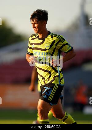 James Sweet d’Arsenal U21 lors du match de la phase de groupes du trophée EFL au County Ground, Swindon. Date de la photo : mardi 22 août 2023. Banque D'Images