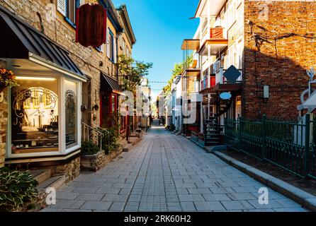 Un gros plan d'une rue urbaine avec un bâtiment ancien par une journée ensoleillée au Québec, Canada Banque D'Images