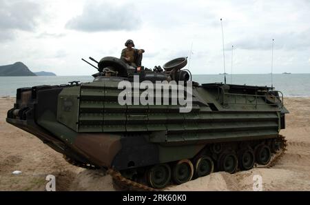 Bildnummer: 53774868  Datum: 04.02.2010  Copyright: imago/Xinhua (100204) -- CHANGWAT CHON BURY (THAILAND), Feb. 4, 2010 (Xinhua) -- Soldiers stand by in an armored vehicle during a landing drill of the Cobra Gold multinational military exercise in Sattahipp of Changwat Chon Bury, Thailand, Feb. 4, 2010. The annual military exercise, which is the largest in Southeast Asia, started on Feb. 1, with service members from Thailand, the U.S., Indonesia, Singapore, Japan and the Republic of Korea. (Xinhua/Shi Xianzhen) (hdt) (2)THAILAND-GOLD COBRA-EXERCISE-LANDING PUBLICATIONxNOTxINxCHN Militär Übung Stock Photo