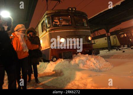 Bildnummer : 53782731 Datum : 07.02.2010 Copyright : imago/Xinhua (100208) -- BUCAREST, 8 février 2010 (Xinhua) -- Un train couvert de neige arrive à Gara de Nord , la gare principale de Bucarest, capitale de la Roumanie, le 7 février 2010. Presque tous les trains prévus pour arriver à Bucarest ont retardé de 60 à 200 minutes en raison de la neige et du vent fort dimanche.(Xinhua/Gabriel Petrescu)(zcc) (2)ROUMANIE-BUCAREST-TRAIN-DELAY PUBLICATIONxNOTxINxCHN kbdig xkg 2010 quer o0 hiver, Jahreszeit, Bahn, Verkehr, Verspätung, Zugverspätung, Schnee Bildnummer 53782731 Date 07 02 2010 Copyright Banque D'Images