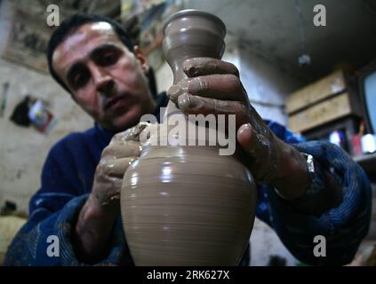 Bildnummer : 53783913 Datum : 07.02.2010 Copyright : imago/Xinhua (100208)-- JENIN, 8 février 2010 (Xinhua) -- Un ouvrier de poterie palestinien façonne de l'argile pour fabriquer des pots de faïence dans son moulin traditionnel du village de Jaba, au sud de la ville de Jénine en Cisjordanie, le 7 février 2010. La poterie est une industrie très ancienne et traditionnelle dans le petit village de la rive nord-ouest de JAPA, qui est riche en argile de qualité, disent les résidents. (Xinhua/Ayman Nobani) (dyw) (2)PALESTINE-JENIN-POTTERY PUBLICATIONxNOTxINxCHN Gesellschaft Arbeitswelten Produktion kbdig xub 2010 quer o0 Handwerk, Töpfer, Töpfern Bildnumme Banque D'Images