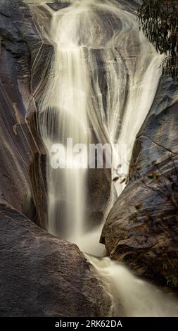 Une vue pittoresque sur Eurobin Upper Falls, située sur la pittoresque Mount Buffalo Road à Mount Buffalo, Victoria, Australie Banque D'Images