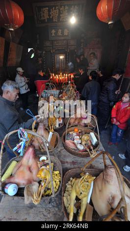 Bildnummer : 53794994 Datum : 13.02.2010 Copyright : imago/Xinhua (100214) -- LISHUI (ZHEJIANG), 14 février 2010 (Xinhua) -- Offrez des sacrifices dans une salle ancestrale, des espaces sacrificiels pour les populations locales, au village de Shicang dans le comté de Songyang sous Lishui City, province de Zhejiang dans l'est de la Chine, 13 février 2010. Les locaux offrent généralement des sacrifices à la veille de la fête du printemps, célébrant le nouvel an lunaire traditionnel chinois à partir du 14 février de cette année. (Xinhua/Xiang Chunlei) (sbh) CHINA-LISHUI-SPRING FESTIVAL-SACRIFICE (CN) PUBLICATIONxNOTxINxCHN Tradition China Jahr des Tigers Tiger Neujahr kbdig xd Banque D'Images