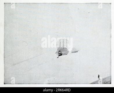 Les vols entrepris par de telles doubles surfaces de voile se distinguent par leur grande hauteur. Vue de gauche de l'appareil. Montre la manière de changer le centre de gravité, et en particulier la position des jambes vers la gauche, afin d'appuyer sur l'aile gauche, qui est un peu tendue. Extrait de l'article Rogress in Aerial navigation par Octave Chanute. Extrait du magazine Engineering CONSACRÉ AU PROGRÈS INDUSTRIEL Volume XI octobre 1896 NEW YORK The Engineering Magazine Co Banque D'Images