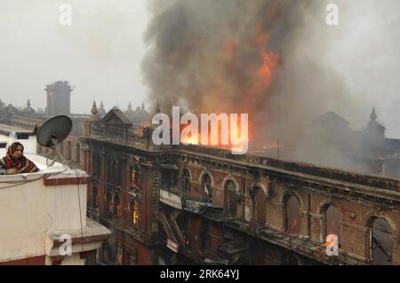 Bildnummer: 53796249  Datum: 14.02.2010  Copyright: imago/Xinhua (100214) -- KOLKATA, Feb. 14, 2010 (Xinhua) -- Indian firemen try to extinguish a fire at a warehouse in Kolkata, capital of eastern Indian state West Bengal on Feb. 14, 2010. A major fire broke out at a 100-year-old warehouse on Strand Road in Kolkata on Sunday morning and engulfed the entire building as the warehouse was packed with combustible articles, a West Bengal Fire Services official said. The cause of the fire was not yet known, the official added. (Xinhua/Tumpa Mondal) (zw) (4)INDIA-KOLKATA-FIRE PUBLICATIONxNOTxINxCHN Stock Photo