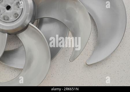 Détail des pales du ventilateur, soulignant l'importance de l'entretien et du nettoyage pour un fonctionnement efficace. Concept et besoin de remplacement régulier et Banque D'Images