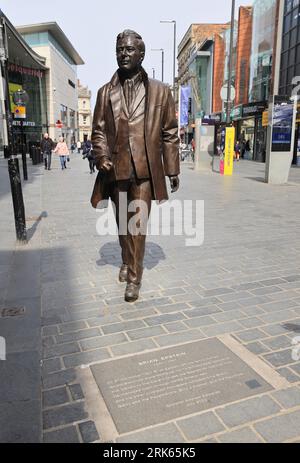 Sculpture de Brian Epstein (1934-1967), gérant des Beatles, ainsi que de Cilla Black et Gerry & the Peacemakers, dans le centre de Liverpool, Merseyside. Banque D'Images