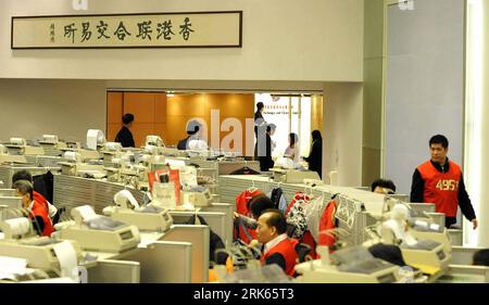 Bildnummer : 53800283 Datum : 17.02.2010 Copyright : imago/Xinhua (100217) -- HONG KONG, 17 février 2010 (Xinhua) -- les commerçants travaillent sur le sol à la bourse de Hong Kong, Chine, 17 février 2010. Les actions de Hong Kong ont gagné 389,17 points, soit 1,92 pour cent, pour ouvrir à 20 657,86 mercredi. (Xinhua/Huang Xiaoyong) (dyw) (2)CHINA-HONG KONG-STOCKS (CN) PUBLICATIONxNOTxINxCHN Wirtschaft kbdig xkg 2010 quer o00 Börse Bildnummer 53800283 Date 17 02 2010 Copyright Imago XINHUA 100217 Hong Kong fév 17 2010 XINHUA Traders travaillent SUR le sol À la Bourse de Hong Kong Chine fév 17 2010 Hong Kon Banque D'Images