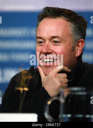 Bildnummer : 53807597 Datum : 19.02.2010 Copyright : imago/Xinhua (100219) -- BERLIN, 19 février 2010 (Xinhua) -- le réalisateur du film The Killer Inside Me Michael Winterbottom assiste à une conférence de presse lors du 60e Festival international du film de la Berlinale à Berlin, capitale de l'Allemagne, le 19 février 2010. (Xinhua/Luo Huanhuan) (zw) ALLEMAGNE-BERLIN-FILM FESTIVAL-LE TUEUR À L'INTÉRIEUR DE MOI PUBLICATIONxNOTxINxCHN People film 60. Internationale Filmfestspiele Berlinale Berlin Pressekonferenz Porträt kbdig xsk 2010 hoch premiumd Bildnummer 53807597 Date 19 02 2010 Copyright Imago XINHUA Berlin février 19 2010 Banque D'Images