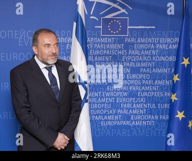 100222) -- BRUXELLES, 22 février 2010 (Xinhua) -- le ministre israélien des Affaires étrangères Avigdor Lieberman arrive pour rencontrer le président du Parlement européen Jerzy Buzek au Parlement européen à Bruxelles, capitale de la Belgique, le 22 février 2010. L’UE interroge Israël sur les faux passeports européens utilisés dans l’assassinat d’un haut responsable du Hamas Mahmoud al-Mabhouh le 20 janvier à Dubaï. Il y a eu des allégations selon lesquelles l'agence de renseignement israélienne du Mossad était derrière l'assassinat, ce qui a provoqué des expressions d'indignation de la part des pays de l'UE concernés (Xinhua/Thierry Monasse) (zw) (3)BELGIUM-BR Banque D'Images