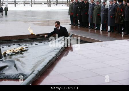 Bildnummer : 53813342 Datum : 23.02.2010 Copyright : imago/Xinhua (100223) -- MOSCOU, 23 février 2010 (Xinhua) -- le président russe Dmitri Medvedev allume la flamme éternelle après la reconstruction sur la tombe des soldats inconnus près du mur du Kremlin pour marquer la Journée des défenseurs de la patrie à Moscou, capitale de la Russie, le 23 février 2010. La Journée des défenseurs de la patrie, fête nationale célébrée en Russie le 23 février, honore les militaires de la nation. (Xinhua/Alexandrov) (lmz) (1)RUSSIE-MOSCOU-DÉFENSEURS DE LA PATRIE JOUR-FLAMME PUBLICATIONxNOTxINxCHN personnes Politik Gedenken kbdig xsk 2010 que Banque D'Images