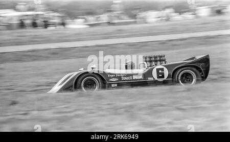 Mark Donohue dans la Roger Penske Sunoco Special McLaren M6A/1 à la 7e ronde de l'USRRC de Watkins Glen 1968, a commencé 1e, a terminé 1e. Banque D'Images