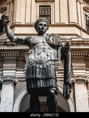 Statue de bronze de Constantin le Grand devant la basilique San Lorenzo Maggiore à Milan, Italie. Banque D'Images
