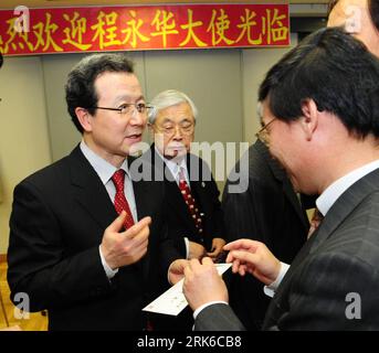 Bildnummer : 53826200 Datum : 01.03.2010 Copyright : imago/Xinhua (100301) -- TOKYO, 1 mars 2010 (Xinhua) -- le nouvel ambassadeur de Chine au Japon, Cheng Yonghua (L), s'entretient avec des représentants de Chinois d'outre-mer à Tokyo, le 1 mars 2010. Cheng Yonghua a rencontré des représentants des Chinois d'outre-mer lundi au Japon. (Xinhua/Ji Chunpeng) (zhs) (3)JAPON-TOKYO-CHINE-AMBASSADEUR PUBLICATIONxNOTxINxCHN personnes Politik kbdig xkg 2010 quadrat Bildnummer 53826200 Date 01 03 2010 Copyright Imago XINHUA Tokyo Mars 1 2010 XINHUA China S nouvel ambassadeur au Japon Cheng Yonghua l s'entretient avec les représentants de Over Banque D'Images