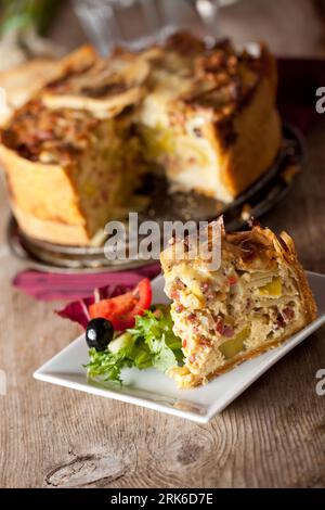 Quiche lorraine frais sur une planche en bois Banque D'Images
