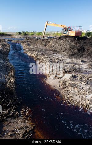 Voie navigable en cours de nettoyage pour arrêter les inondations, Afrique du Sud Banque D'Images