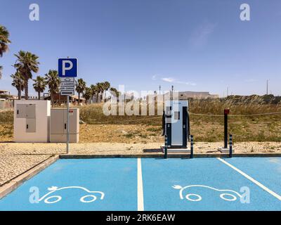 Nouvelles bornes de recharge électrique installées à Porto Covo sur la côte d'Alenteje au Portugal Banque D'Images