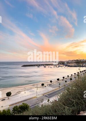 Vue sur la plage appelée Praia Da Vasco da Gama à Sines, Portugal au coucher du soleil Banque D'Images