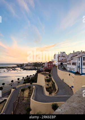 Vue sur la plage appelée Praia Da Vasco da Gama à Sines, Portugal au coucher du soleil Banque D'Images