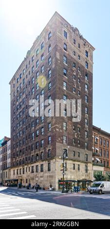 Quartier historique de UES : malgré son statut de monument historique et une présence sur Madison Avenue, 30 East 68th Street a une apparence minable. Banque D'Images