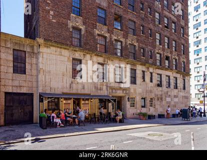 Quartier historique de UES : malgré son statut de monument historique et une présence sur Madison Avenue, 30 East 68th Street a une apparence minable. Banque D'Images