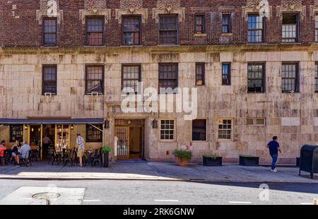 Quartier historique de UES : malgré son statut de monument historique et une présence sur Madison Avenue, 30 East 68th Street a une apparence minable. Banque D'Images