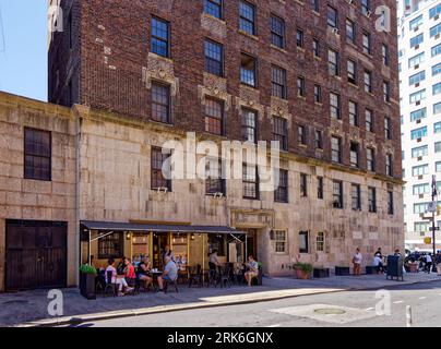 Quartier historique de UES : malgré son statut de monument historique et une présence sur Madison Avenue, 30 East 68th Street a une apparence minable. Banque D'Images