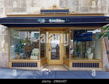 Quartier historique de UES : malgré son statut de monument historique et une présence sur Madison Avenue, 30 East 68th Street a une apparence minable. Banque D'Images