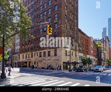 Quartier historique de UES : malgré son statut de monument historique et une présence sur Madison Avenue, 30 East 68th Street a une apparence minable. Banque D'Images