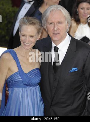 Bildnummer: 53840859  Datum: 07.03.2010  Copyright: imago/Xinhua (100308) -- HOLLYWOOD, March 8, 2010 (Xinhua) -- Director James Cameron and Suzy Amis arrive for the 82nd Academy Academy ceremony at the Kodak Theater in Hollywood, California, the United States, March 7, 2010. (Xinhua/Qi Heng) (zw) (26)US--HOLLYWOOD-OSCARS-ARRIVALS PUBLICATIONxNOTxINxCHN People Film 82. Annual Academy Awards Oscar Oscars Hollywood kbdig xcb 2010 hoch premiumd  o0 Frau, Ehefrau, Familie    Bildnummer 53840859 Date 07 03 2010 Copyright Imago XINHUA  Hollywood March 8 2010 XINHUA Director James Cameron and Suzy Am Banque D'Images