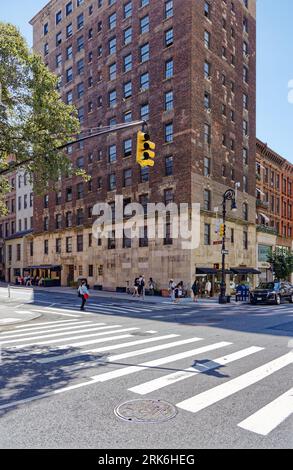 Quartier historique de UES : malgré son statut de monument historique et une présence sur Madison Avenue, 30 East 68th Street a une apparence minable. Banque D'Images