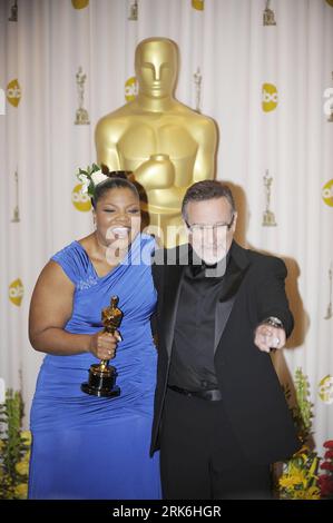 Bildnummer: 53842874  Datum: 07.03.2010  Copyright: imago/Xinhua (100308) -- HOLLYWOOD, March 8, 2010 (Xinhua) -- Mo Nique displays her trophy after winning the best Actress in a Supporting Role of the 82nd Academy Awards for Precious: Based on the Novel Push by Sapphire , stood by Robin Williams, at the Kodak Theater in Hollywood, California, the United States, March 7, 2010. (Xinhua/Qi Heng) (zw) (40)US-HOLLYWOOD-OSCARS-TROPHY PUBLICATIONxNOTxINxCHN People Film 82. Annual Academy Awards Oscar Oscars Preisträger Trophäe Objekte Highlight kbdig xmk 2010 hoch o0 Freude    Bildnummer 53842874 Da Stock Photo