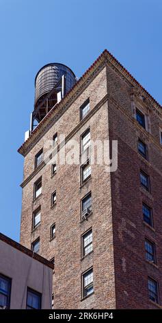 Quartier historique de UES : malgré son statut de monument historique et une présence sur Madison Avenue, 30 East 68th Street a une apparence minable. Banque D'Images