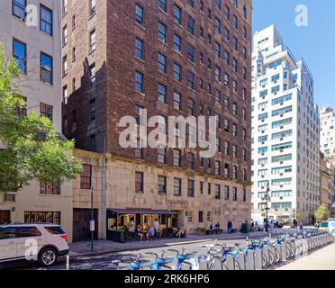 Quartier historique de UES : malgré son statut de monument historique et une présence sur Madison Avenue, 30 East 68th Street a une apparence minable. Banque D'Images