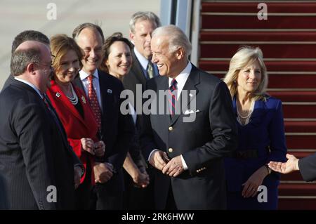 Bildnummer : 53844889 Datum : 08.03.2010 Copyright : imago/Xinhua (100308)-- JÉRUSALEM, 8 mars 2010 (Xinhua) -- le vice-président américain Joe Biden (2e R) et son épouse Dr. Jill Biden (1e R) sont accueillis à leur arrivée à l'aéroport Ben Gourion, près de tel Aviv, Israël, le 8 mars 2010. Biden est arrivé en Israël lundi après-midi, donnant le coup d’envoi d’une visite de cinq jours dans la région visant à relancer le processus de paix bloqué entre Israël et les Palestiniens. (Xinhua/Pool-Baz Ratner) (gxr) (2)ISRAEL-US-VICE PRESIDENT-VISIT-ARRIVAL PUBLICATIONxNOTxINxCHN People Politik premiumd kbdig xsp 2010 quer o0 F Banque D'Images