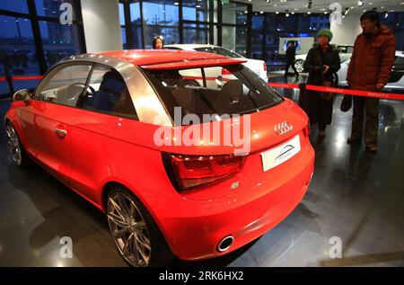 Bildnummer : 53844917 Datum : 08.03.2010 Copyright : imago/Xinhua (100309) -- PÉKIN, 9 mars 2010 (Xinhua) -- Une nouvelle Audi A1 est exposée dans un hall d'exposition d'Audi sur la rue commerçante Wangfujing dans le centre de Pékin, capitale de la Chine, le 8 mars 2010. En tant que trois portes, quatre places, le concept car mesure 3,91 mètres de long, 1,75 mètres de large et 1,4 mètres de haut. La voiture peut fonctionner avec une combinaison d'un moteur essence 1,4 TFSI et d'un moteur électrique, ou l'un ou l'autre. (Xinhua/Li Mingfang) (wjd) (2)CHINA-BEIJING-AUDI A1 (CN) PUBLICATIONxNOTxINxCHN Präsentation auto Wirtschaft kbdig xsp 2010 quer o0 Banque D'Images