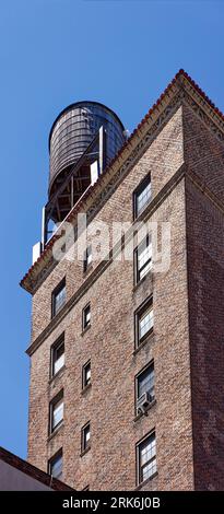 Quartier historique de UES : malgré son statut de monument historique et une présence sur Madison Avenue, 30 East 68th Street a une apparence minable. Banque D'Images