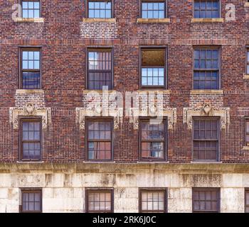 Quartier historique de UES : malgré son statut de monument historique et une présence sur Madison Avenue, 30 East 68th Street a une apparence minable. Banque D'Images