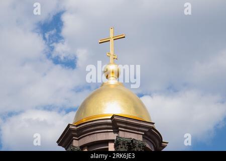 croix orthodoxe dorée sur dôme doré sur ciel nuageux. gros plan Banque D'Images