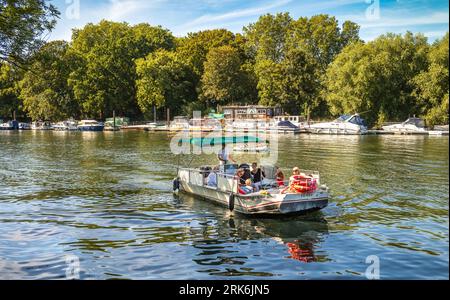 Hammerton's Ferry transporte des passagers un jour d'été de Twickenham de l'autre côté de la Tamise à Petersham dans le quartier londonien de Richmond, au Royaume-Uni. Banque D'Images