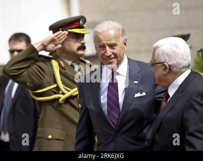 Bildnummer : 53847773 Datum : 10.03.2010 Copyright : imago/Xinhua (100310)-- RAMALLAH, 10 mars 2010 (Xinhua) -- le vice-président américain Joe Biden (C) passe en revue la garde d'honneur avec le président palestinien Mahmoud Abbas (R) à son arrivée à Ramallah, en Cisjordanie, le 10 mars 2010. (Xinhua/FadixArouri) (lyi) (8)PALESTINE-ABBAS-U.S.-BIDEN-MEETING PUBLICATIONxNOTxINxCHN premiumd xint People Politik Kbdig xdp 2010 quer o0 Joseph Soldat Ehrengarde Militär Bildnummer 53847773 Date 10 03 2010 Copyright Imago XINHUA Ramallah Mars 10 2010 XINHUA Vice-U S Vice-président Joe Biden Banque D'Images