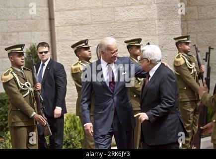 Bildnummer : 53847775 Datum : 10.03.2010 Copyright : imago/Xinhua (100310)-- RAMALLAH, 10 mars 2010 (Xinhua) -- le vice-président américain Joe Biden (front L) passe en revue la garde d'honneur avec le président palestinien Mahmoud Abbas (front R) à son arrivée à Ramallah, en Cisjordanie, le 10 mars, 2010.(Xinhua/FadixArouri)(lyi) (7)PALESTINE-ABBAS-U.S.-BIDEN-MEETING PUBLICATIONxNOTxINxCHN premiumd xint people Politik Kbdig xdp 2010 quer o0 Joseph Bildnummer 53847775 Date 10 03 2010 Copyright Imago XINHUA Ramallah Mars 10 2010 XINHUA U Vice-président Joe Biden avant la Garde d'HONNEUR Banque D'Images